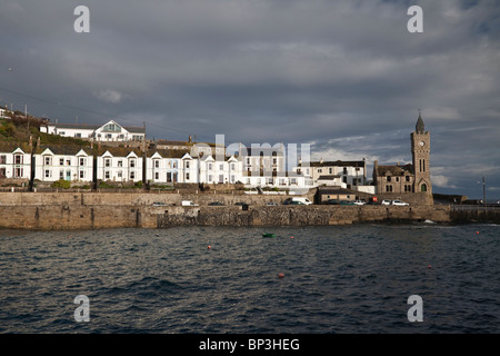 Vista attraverso il porto naturale di Porthleven, Cornwall Foto Stock