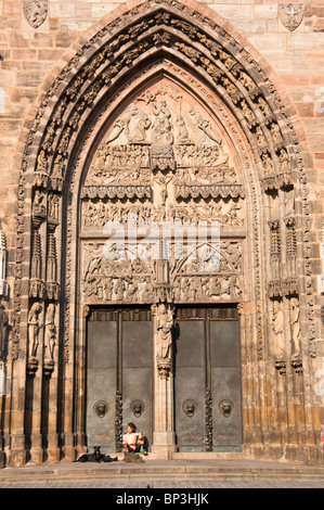 Le porte di ingresso della chiesa di San Lorenzo a Norimberga, Germania Foto Stock