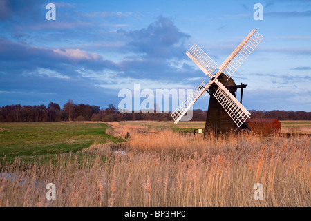 Drenaggio Herringfleet mill illuminata di ultima luce in Suffolk Foto Stock