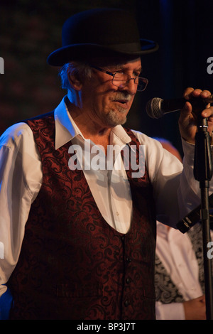 Signor Acker Bilk MBE (Bernard Stanley Bilk) riproduzione di clarinetto a Brecon Jazz Festival concert 2010 . Ritratto 109194 Acker Bilk Foto Stock