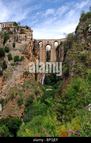 Nuovo ponte (Puente Nuevo) visto dal di dentro la gola, Ronda, provincia di Malaga, Andalusia, Spagna, Europa occidentale. Foto Stock