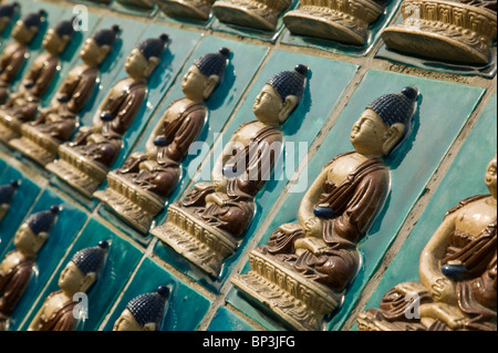 Cina, Pechino, Xicheng District. Parco Behai- Più Buddha sulla Yongan Tempio. Foto Stock