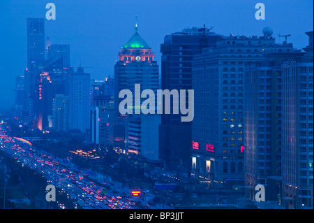 Cina, Pechino, Distretto di Chongwen. Jianguomennei Dajie in serata durante le ore di punta vista aerea. Foto Stock