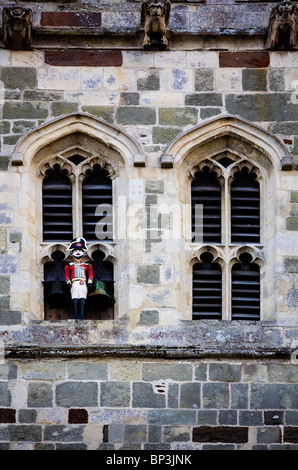 Basso punto di vista torre ovest di Wimborne Minster visto in autunno Foto Stock