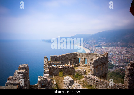 Vista dal muro di pietra le rovine del castello di Alanya si affaccia sulla città e sul porto, Alanya, Turchia. Foto Stock