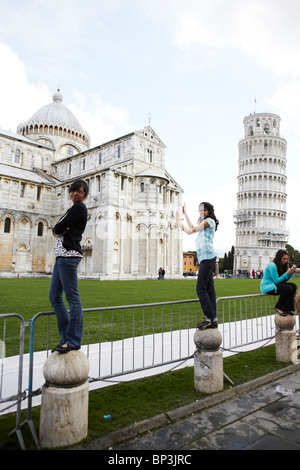 I turisti in posa con la Torre Pendente di Pisa Pisa, Italia Foto Stock