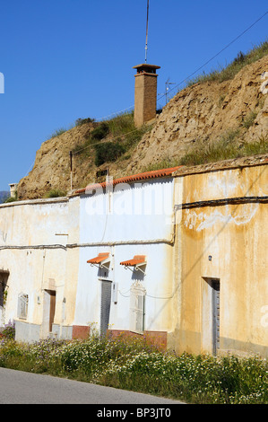 Insediamenti rupestri nel trimestre troglodita (Barriada de las Cuevas), Guadix, provincia di Granada, Andalusia, Spagna, Europa occidentale. Foto Stock