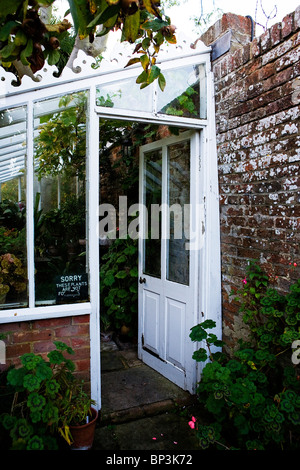 Serra entro il giardino del sacerdote House Museum in High Street, Wimborne, Dorset, Inghilterra Foto Stock