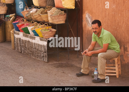 Venditore di spezie in Marrakech Foto Stock