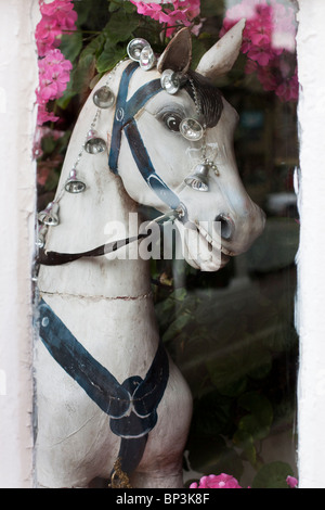 Un vecchio Hobby in legno cavallo visualizzato in una finestra del negozio Foto Stock