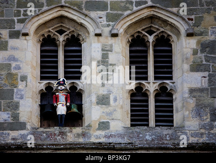 Basso punto di vista torre ovest di Wimborne Minster visto in autunno Foto Stock