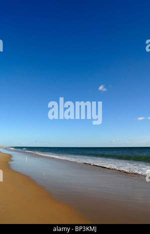 Spiaggia deserta vicino alla città di Monte Gordo, villa real de santo antonio, Portogallo. Foto Stock