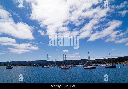 Barche nella baia di Monterey, CA Foto Stock
