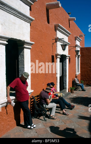 I turisti relax in un tranquillo cortile del Monasterio di Santa Catalina, Arequipa, Perù. Foto Stock