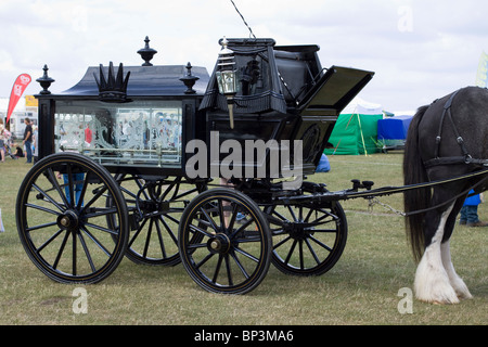 Cavallo tirando un carro funebre Foto Stock