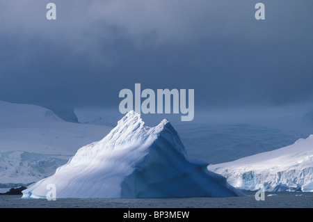 L'Antartide, Isola di Challenger, il sole di mattina delle luci galleggianti iceberg nei pressi dello stretto di Gerlache lungo la Penisola Antartica Foto Stock