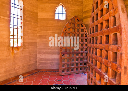 Porte in legno e pavimento in piastrelle a Scottys Castello, Parco Nazionale della Valle della Morte. California Foto Stock