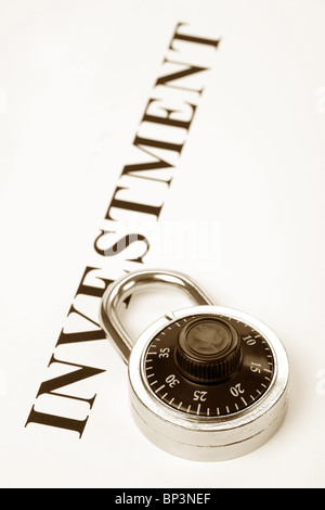 Headline investimenti e la serratura e concetto di protezione finanziaria Foto Stock