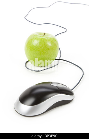 Mela verde e il mouse del computer, il concetto di apprendimento online Foto Stock