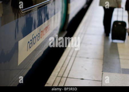 La National express treni, treno in stazione con la National express livrea Foto Stock