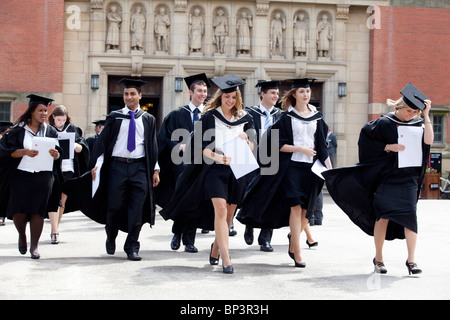 I laureati di lasciare la sala grande dopo una cerimonia di laurea all Università di Birmingham REGNO UNITO Foto Stock