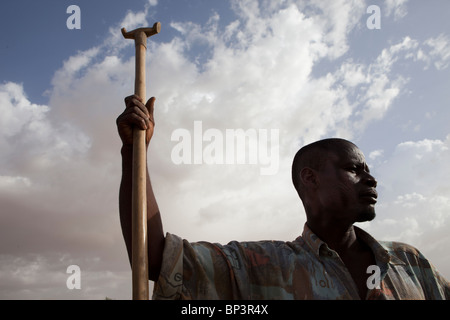 DAN KATSANI Village, vicino KONNI, NIGER,: Aliou Garra, 35, agricoltore. Il suo grano negozi sono vuoti. Foto Stock