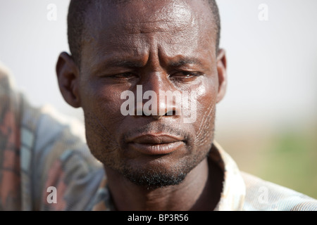 DAN KATSANI Village, vicino KONNI, NIGER,: Aliou Garra, 35, agricoltore. Il suo grano negozi sono vuoti. Foto Stock