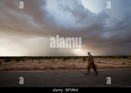 DAN KATSANI Village, vicino KONNI, NIGER, 26 luglio 2010: Un Toureg sulla strada come una tempesta si avvicina Foto Stock