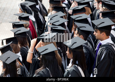 I laureati di aspettare di essere fotografati dopo una cerimonia di laurea all Università di Birmingham nel Regno Unito Foto Stock