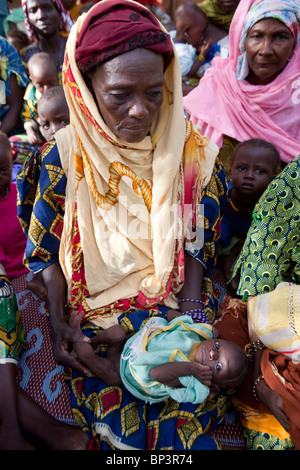 GUIDAN IDER Village, vicino KONNI, NIGER, 27LUGLIO 2010: Ayi Mohamed, 40, basi il suo 3 mese vecchio grand-figlia Bourja Gada Foto Stock