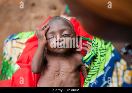 GUIDAN IDER Village, vicino KONNI, NIGER, Basira Gada, 17, basi la sua nostra bambina di 3 mesi Bourja, che pesa solo 2,5 kg. Foto Stock