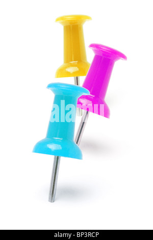 Tre colorate perni di spinta su sfondo bianco Foto Stock