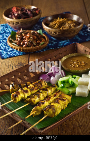 Satay di pollo con salsa di arachidi Foto Stock