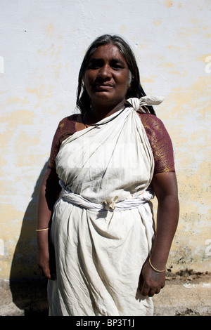 Ritratto di una donna indiana della tribù KOTHAS indossando abiti tradizionali sulle colline del Nilgiri district, Tamil Nadu. Foto Stock