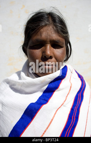 Ritratto di una donna indiana della tribù KOTHAS indossando abiti tradizionali sulle colline del Nilgiri district, Tamil Nadu. Foto Stock