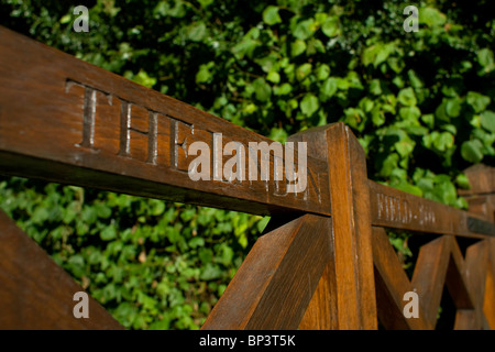 Cancelli di ingresso al campo di tiglio, Much Wenlock, Shropshire. Foto Stock