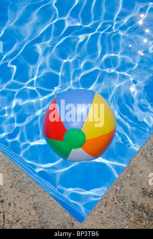 Blu brillante piscina dij un beachball nell'angolo Foto Stock