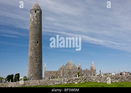 Kilmacduagh monastero o cattedrale, con antiche pendente torre rotonda, Burren, Eire Foto Stock