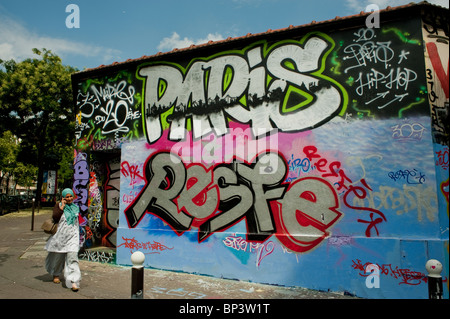Parigi, Francia, Street Scene, Arab Woman Walking, Painted Wall with Spray Paint, Graffiti Street Art, People, europe painting Foto Stock