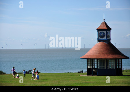 La Torre dell Orologio Shelter, il Greensward, Frinton on-Mare, Essex, Inghilterra, Regno Unito Foto Stock