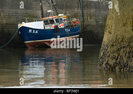 Barca ormeggiata in porto Saundersfoot Pembrokeshire West Wales Foto Stock