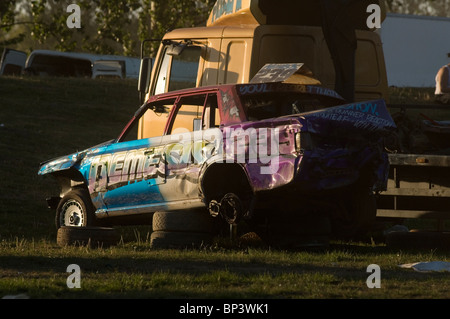 Gara banger racing pit box in auto automobili fracassato fino smash crash si è schiantato riparazione riparazioni riparato stock gare danno danneggiato de Foto Stock