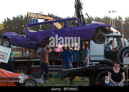 Gara banger racing pit box in auto automobili fracassato fino smash crash si è schiantato riparazione riparazioni riparato stock gare danno danneggiato de Foto Stock