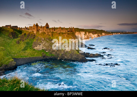 Dunluce Castle, vicino Portrush, costa di Antrim, County Antrim, Irlanda del Nord, Regno Unito Foto Stock
