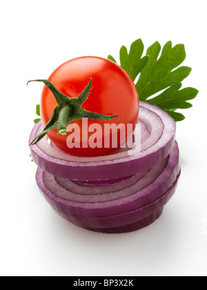 Rosso ciliegia matura rosso pomodoro fette di cipolla e prezzemolo su sfondo bianco Foto Stock