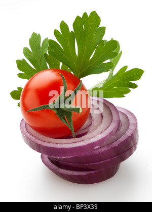 Rosso ciliegia matura rosso pomodoro fette di cipolla e prezzemolo su sfondo bianco Foto Stock