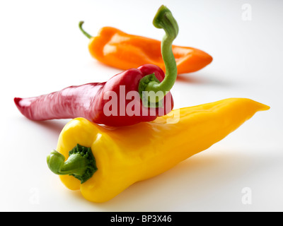 Rosso Giallo arancione peperoni su sfondo bianco Foto Stock