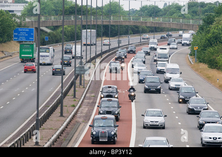 Il traffico nella M4 corsia degli autobus tra HESTON E OSTERLEY, Eastbound, mercoledì mattina. 7-7-2010 Foto Stock