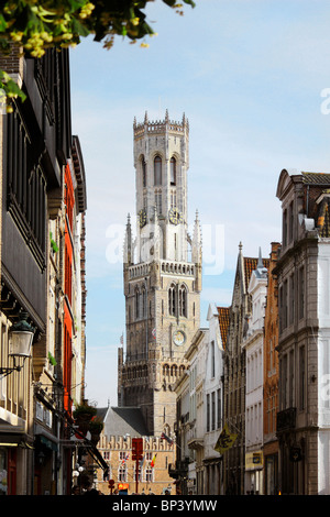 Vista della Torre di Belfort, la piazza del mercato, da Vlamingstraat, Bruges, Belgio Foto Stock