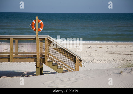 Vista di una spiaggia con boardwalk passi e un ancora di salvezza Foto Stock